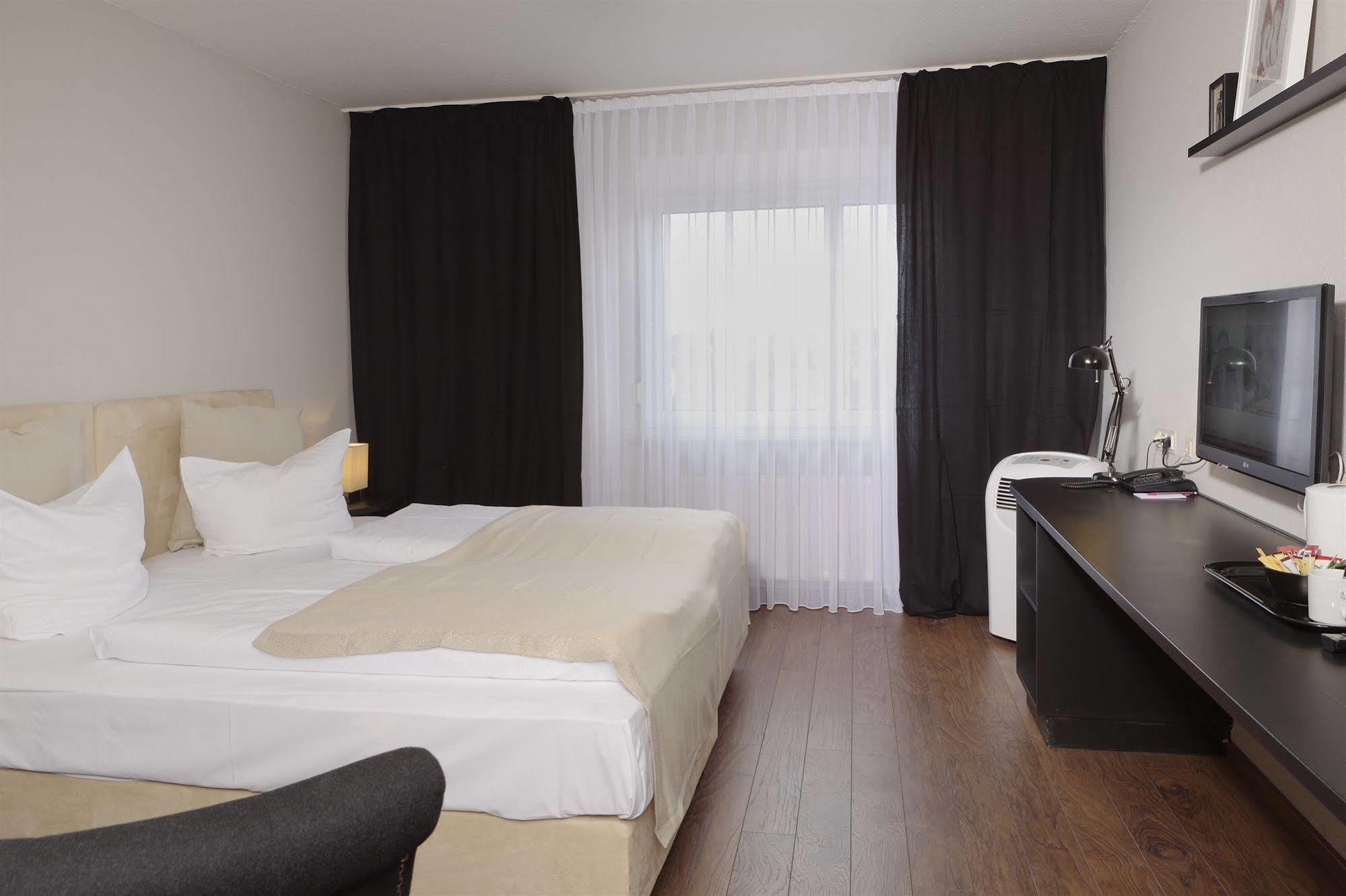 Tryp By Wyndham Bremen Airport Hotel Buitenkant foto